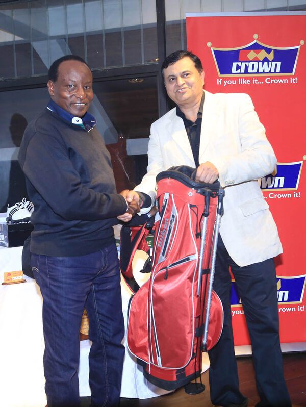 Crown Piants CEO Rakesh Rao presents the winners prize to Dave Mwangi after he emerged the winner during the Crown Paints Golf Day at Sigona Golf Club.