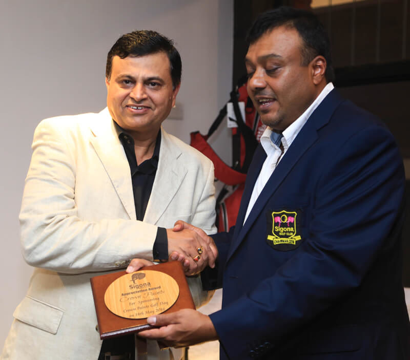 Crown Paints CEO Rakesh Rao receives a token of appreciation from Sigona Golf Club chairman Kamal Shah for sponsoring the Crown Paints Golf Day at the club.